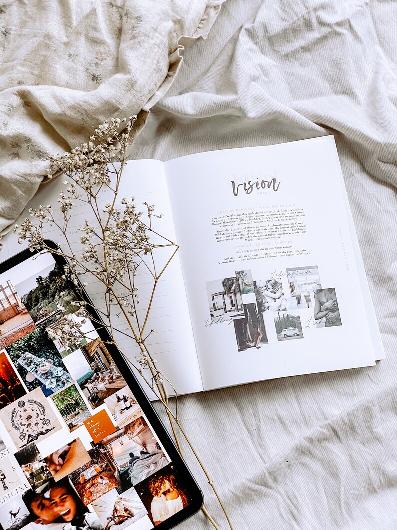 K&ouml;nnte beinhalten: Ein Vision Board mit einer Collage aus Bildern und Text. Der Text beinhaltet "Vision", "Effortless", "Abundant" und "Light". Die Bilder zeigen eine Person auf einem Feld, ein Auto und eine Person, die ein Baby h&auml;lt.
