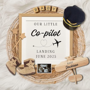 Little Co Pilot Schwangerschaftsankündigung, Baby Boy Reveal, Social Media Ankündigung für neues Baby, Schwangerschaft enthüllen, Digitale Canva-Vorlage