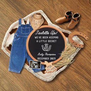 Zwangerschapsaankondiging in het zadel, Western Baby Reveal, digitale sjabloon voor canvas, cowboybabyaankondiging voor Vaderdag