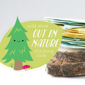 以下が含まれることがあります： 笑顔の顔をした緑色の漫画の木と、黄色の背景に「Wild Olive Out In Nature Stitching Club」というテキストが書かれています。