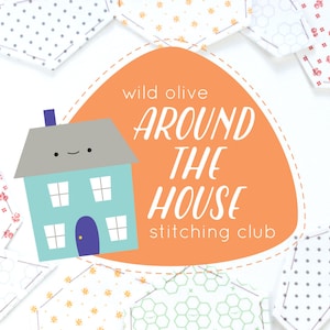 Pode incluir: Uma ilustração com uma casa azul-turquesa sorrindo, rodeada por pedaços de tecido estampados. O texto "wild olive AROUND THE HOUSE stitching club" é exibido em uma forma laranja.