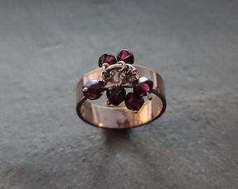 Silver ring with garnet beads