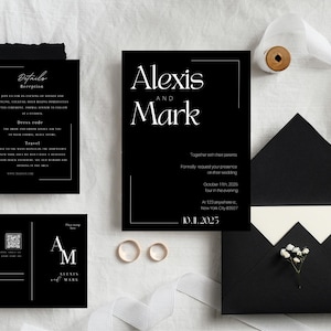 以下が含まれることがあります： ミニマルなデザインの白黒の結婚式の招待状セット。招待状には、「アレクシスとマーク」という名前が太字のサンセリフフォントで書かれています。詳細カードには、レセプション、ドレスコード、旅行に関する情報が記載されています。RSVPカードにはQRコードと、ゲストが名前を書くためのスペースがあります。