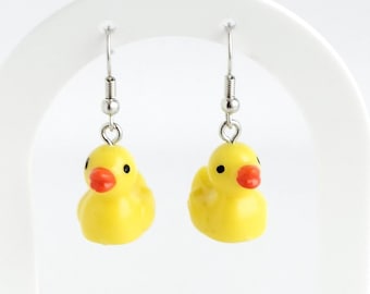 Ente Ohrringe, kleine Ente Ohrringe, Spaß Gummiente Ohrringe, Minimalist Schmuck, kleine Gummiente, Tropfen Ohrringe, handgemachter Schmuck