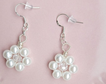 Gänseblümchen Ohrringe, Perlen Gänseblümchen Ohrringe, versilberte Ohrringe, Blumenohrringe Gänseblümchenschmuck, Geschenk für sie Draht gewickelte handgemachte Ohrringe