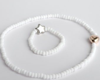 Hecho a mano "White Whisper" Semillas Cuentas Pulsera Elástica Anillo Joyería Joyería Conjunto Estrella de Plata y Corazón de Oro Encanto Regalo del Día de las Madres de la Madre