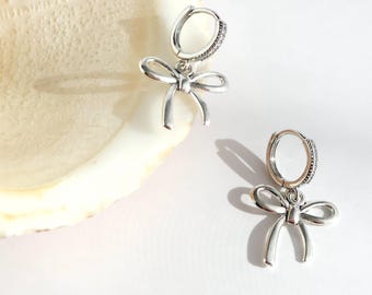 Schleife Huggie Ohrringe, Schleife Hoop Ohrringe, Bogen Ohrringe, versilbert, Minimalist Schmuck, niedliche Schleife Ohrringe, Cubic Zirkonia, handgemacht, Geschenk