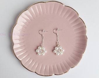 Gänseblümchen Ohrringe, Perlen Gänseblümchen Ohrringe, versilberte Ohrringe, Blumenohrringe Gänseblümchenschmuck, Geschenk für sie Draht gewickelte handgemachte Ohrringe