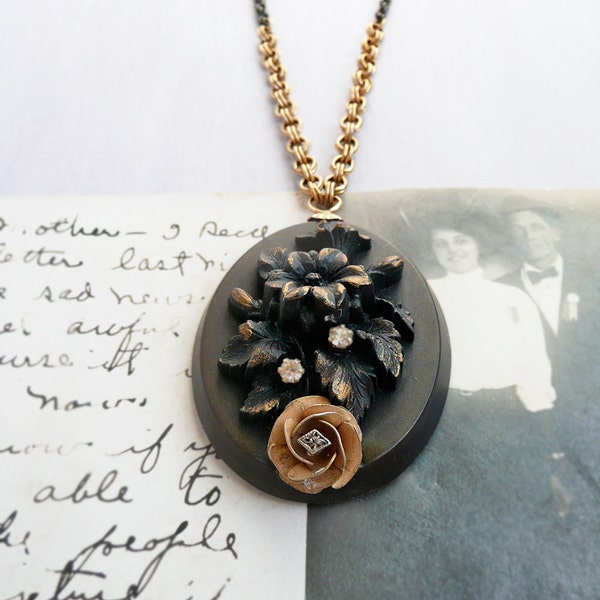 Trauer Blumen Collier - antike Ebonit-Anh&auml;nger