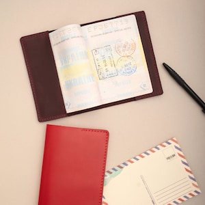 Capa de couro personalizada, capa para passaporte, capa de couro vermelho, porta-cartões, presente para viajante, presente para colega de quarto, capa de couro gravada