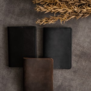 Capa de couro personalizada, capa para passaporte, capa de couro preta, porta-cartões, presente para viajante, presente para colega de quarto, capa de couro gravada
