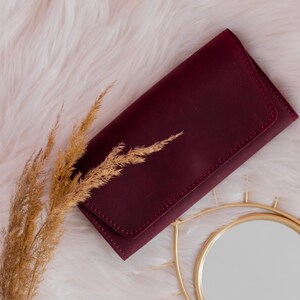 Cartera de piel morada, monedero violeta de piel auténtica hecho a mano, cartera espaciosa para niña con grabado, cartera personalizada, regalo para mamá