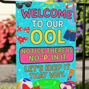 Puede incluir: Una bandera de jardín turquesa con las palabras "WELCOME TO OUR OOL" y "NOTICE THERE IS NO 'P' IN IT. LET'S KEEP IT THAT WAY." La bandera presenta gafas de sol, un bikini, un bañador, un balón de playa, un flotador y otros gráficos temáticos de verano.