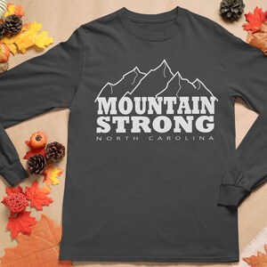North Carolina Mountain Strong långärmad t-shirt med bekväma färger bild 3