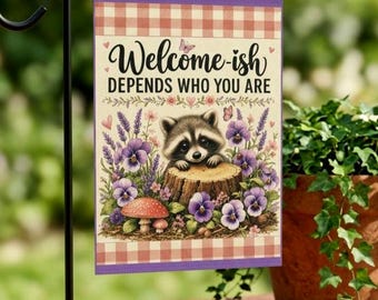 Bandiera da giardino di benvenuto con procione / Decorazione per la casa a tema boschivo floreale / Bandiera da giardino divertente "Dipende da chi sei" / Regalo per gli amanti dei procioni