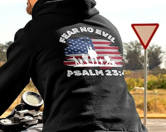 Puede incluir: Una sudadera con capucha negra con un diseño de bandera estadounidense desgastado y el texto "Fear No Evil Psalm 23:4" impreso en la espalda.