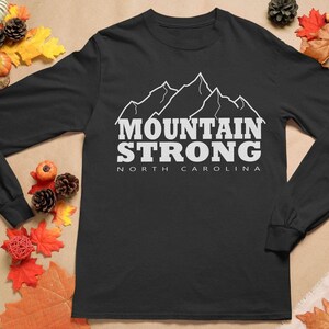 North Carolina Mountain Strong långärmad t-shirt med bekväma färger bild 2