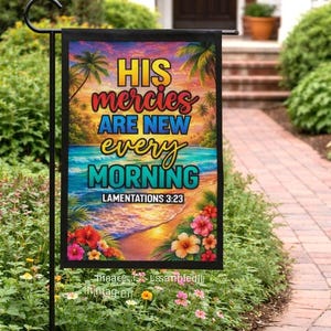 Può includere: Una bandiera da giardino con la scritta "HIS mercies ARE NEW every MORNING" e "LAMENTATIONS 3:23" su una scena di spiaggia tropicale. La bandiera presenta palme, fiori colorati e un tramonto vibrante.