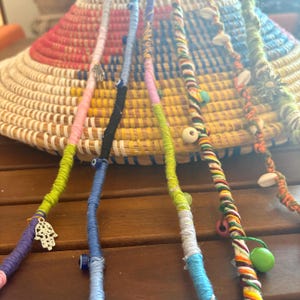 Può includere: Un set di tre tazze in ceramica con finitura opaca e macchiettata. Le tazze sono nei toni del crema, grigio chiaro e grigio scuro. Ogni tazza ha un design semplice e minimalista, ideale per caffè o tè.