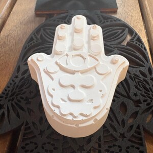 Car Air Freshener – Oud & Amber | Handmade Jesmonite Hamsa | Arabic Inspired Car Fragrance | Gift for Him