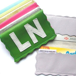 Portefeuille fin en cuir personnalisé | Porte-cartes de visite personnalisé pour femme | Porte-cartes de voyage | Cadeau de demoiselle d'honneur monogramme | Titulaire d'un laissez-passer de bus