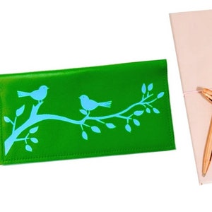 Funda de cuero para chequera con pájaros cantando en una rama / Porta chequera de cuero / Porta cupones de cuero y billetera de cuero