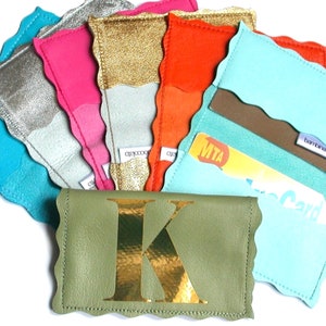 Tarjetero de cuero personalizado festoneado / Billetera delgada personalizada / Estuche para tarjetas de presentación con monograma y bolsa para tarjetas con iniciales / Estuche para pases de autobús