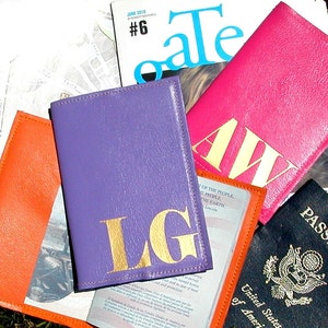 Porte-passeport en cuir personnalisé Mia, couverture de passeport initiale monogramme, cadeau de voyage personnalisé, cadeaux de voyage pour femme