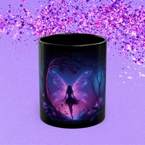 Tazza con fata della foresta incantata, tazza magica in ceramica viola e rosa nera - 11 oz, 15 oz, regalo per gli amanti della natura, tazza da caffè con tema fiaba, tema foresta
