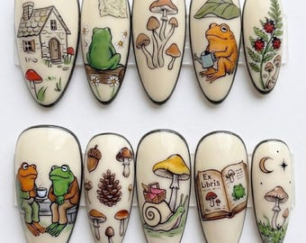 Faux ongles faits main | Grenouille et crapaud mignons style cottagecore | Escargot peint à la main, livre vintage, champignons, pommes de pin et cabane forestière chaleureuse