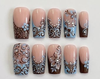 Presse faite main sur les ongles | Art floral bleu français | Ensemble élégant de tourbillons et de strass