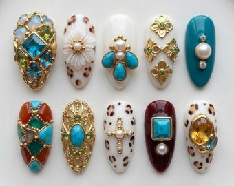 Faux ongles vintage en turquoise | Ongles de luxe personnalisés | Faux ongles courts à motif léopard et croix en filigrane doré