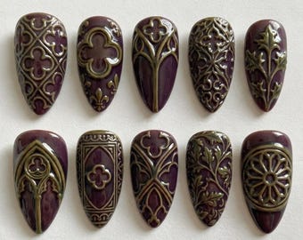 Gotische Kathedrale Architektur Drücken Sie auf die Nägel: 3D-Rosenfenster, Quatrefoil Maßwerk, Fleur-de-Lis & dunkelviolett glasiertes Keramikdesign