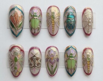 Faux ongles à coller style Art Nouveau, motif scarabée vintage | Insecte en vitrail irisé