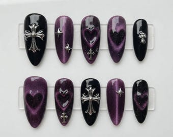 Faux ongles œil de chat violet foncé en forme de croix | Faux ongles gothiques Y2K en forme de cœur et croix chromés argentés