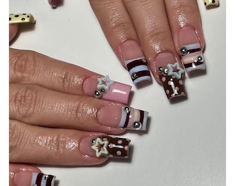 Presse 3D Chocolate Swirl Star sur les ongles | Ensemble carré rose à rayures et à pois | Faux ongles funky à pointe française courte