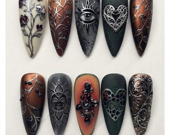 Faux ongles gothiques sombres avec œil omniscient et cœur | Faux ongles 3D argentés chromés à motifs floraux