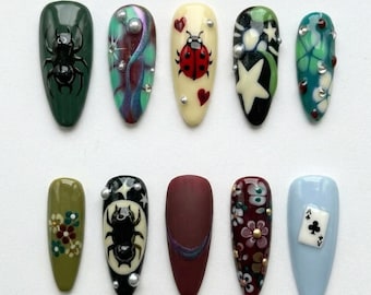 Unghie finte fatte a mano / Estetica botanica mistica / Decorazione 3D con coleotteri sacri, coccinelle e fiori