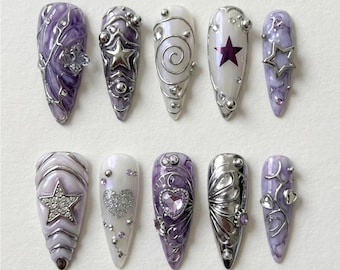 Presse faite main sur les ongles | Cyber céleste de l'an 2000 | Étoiles 3D chromées argentées et motif marbré violet