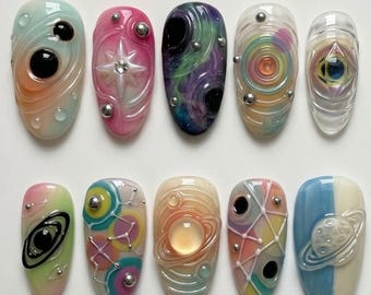 Ongles faits main | Cyber galaxie pastel, Saturne futuriste 3D et lignes d'orbite, planète arc-en-ciel en gelée et clous métalliques