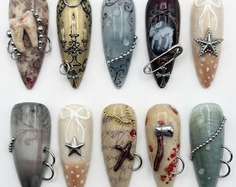 Ongles à coller style gothique dark Academia | Faux ongles 3D style vintage horreur alternative avec dents percées et croix