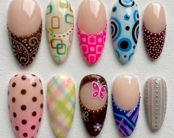 Presse faite main sur les ongles | Mod rétro | Carrés géométriques des années 60, pois vintage, tourbillons groovy et motif papillon rose