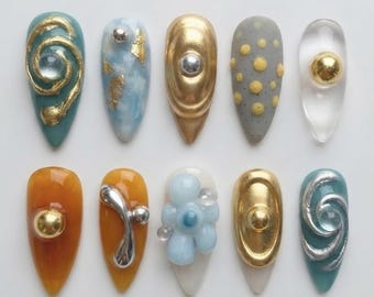 Ongles à coller à motif tourbillon métallique abstrait | Faux ongles 3D en forme de fleur en gelée dorée métallisée rétro et originale