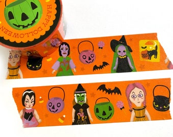 Puede incluir: Cinta washi naranja y negra con temática de Halloween con un patrón repetido de brujas, fantasmas, murciélagos, maíz dulce y calabazas. La cinta dice "Happy Dolloween Happy Dolloween".