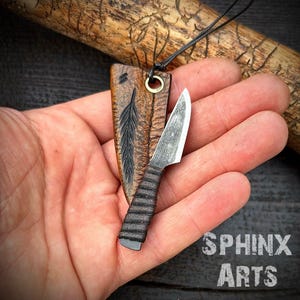 Mini-Messeranhänger mit Lederscheide „Leather & Feather“