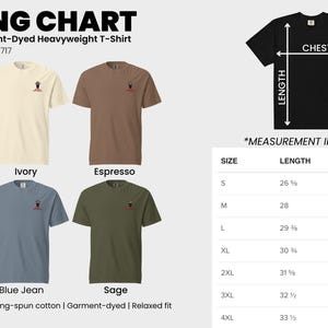 Op de afbeelding: Maattabel voor een unisex garment-dyed heavyweight T-shirt. De tabel toont de lengte- en borstmaten in cm voor de maten S t/m 4XL. De T-shirts zijn verkrijgbaar in de kleuren ivoor, espresso, blue jean en salie.