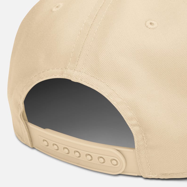 Puede incluir: Gorra de b&eacute;isbol beige con visera curva y cierre trasero ajustable. La gorra est&aacute; hecha de una tela duradera y presenta una corona estructurada. La parte trasera de la gorra tiene una correa de pl&aacute;stico beige con m&uacute;ltiples orificios de ajuste.