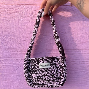 Bolso de punto rosa y marrón hecho a mano / Cartera de asa corta para el hombro / Bolso de punto bohemio / Regalo único para ella. Bolso de crochet. Regalo para mamá.