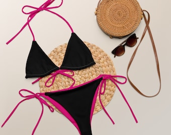 Schwarzer, recycelbarer Bikini mit rosafarbenem String