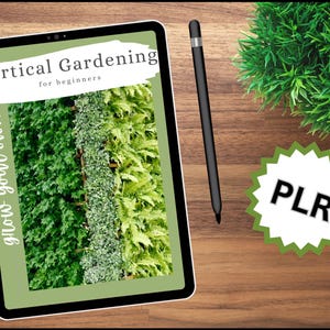 Pode incluir: Um tablet digital que exibe uma capa verde e marrom com o texto "Vertical Gardening for beginners" e o texto "grow your own" escrito verticalmente no lado esquerdo. O tablet est&aacute; em uma superf&iacute;cie de madeira com uma planta verde e uma caneta stylus preta.